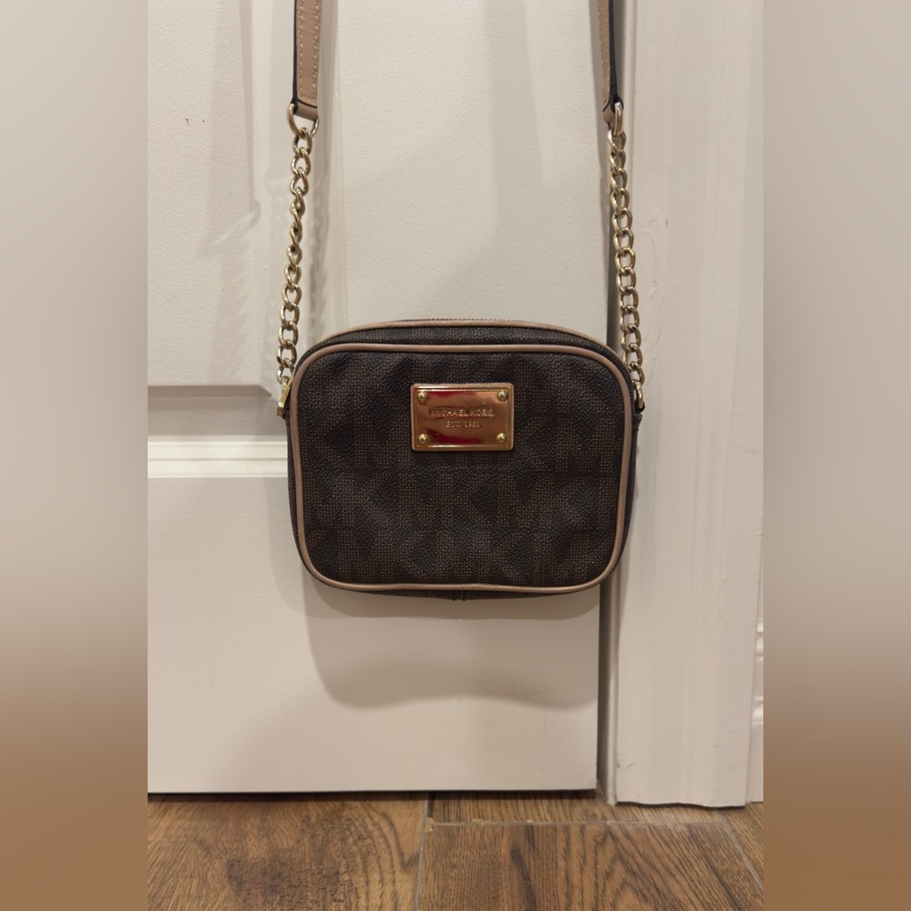 Micheal Kors crossbody clutch purse